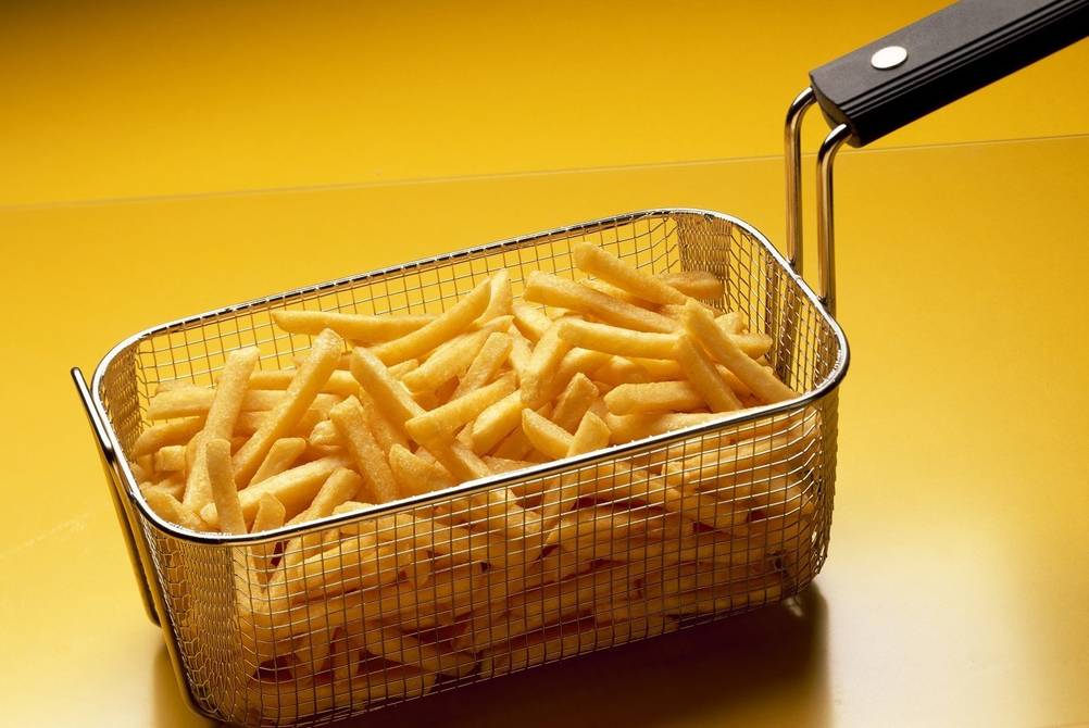 Kaltzonen-Fritteusen im Test: Frittier-Korb mit Pommes.