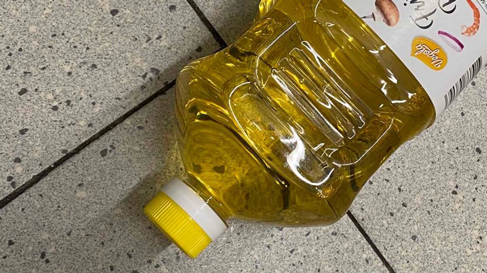 Verschlossener Deckel von einer Flasche getestetes Frittieröl.