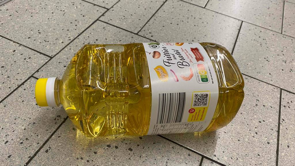 Auf dem Boden liegt eine Flasche getestetes Frittieröl.