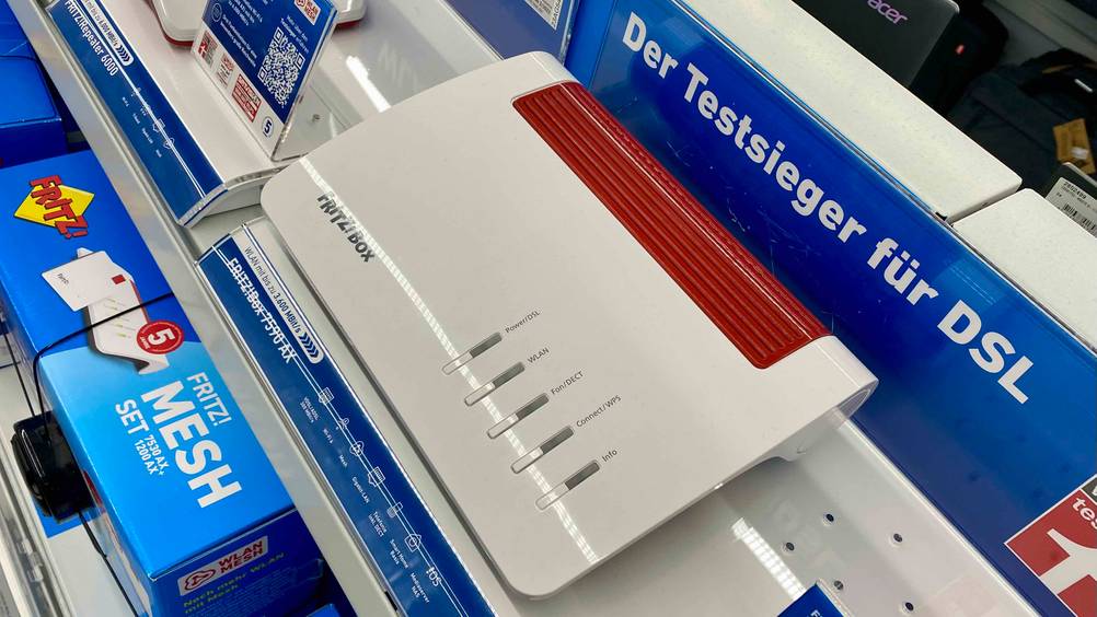 Im Test: Ein VDSL-Router von oben auf einem Verkaufsregal mit Logo und Informationsleuchten.