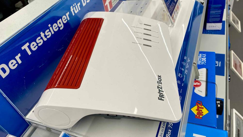 VDSL-Router getestet: Ein Gerät von der Seite mit Focus auf die Form und das Logo.