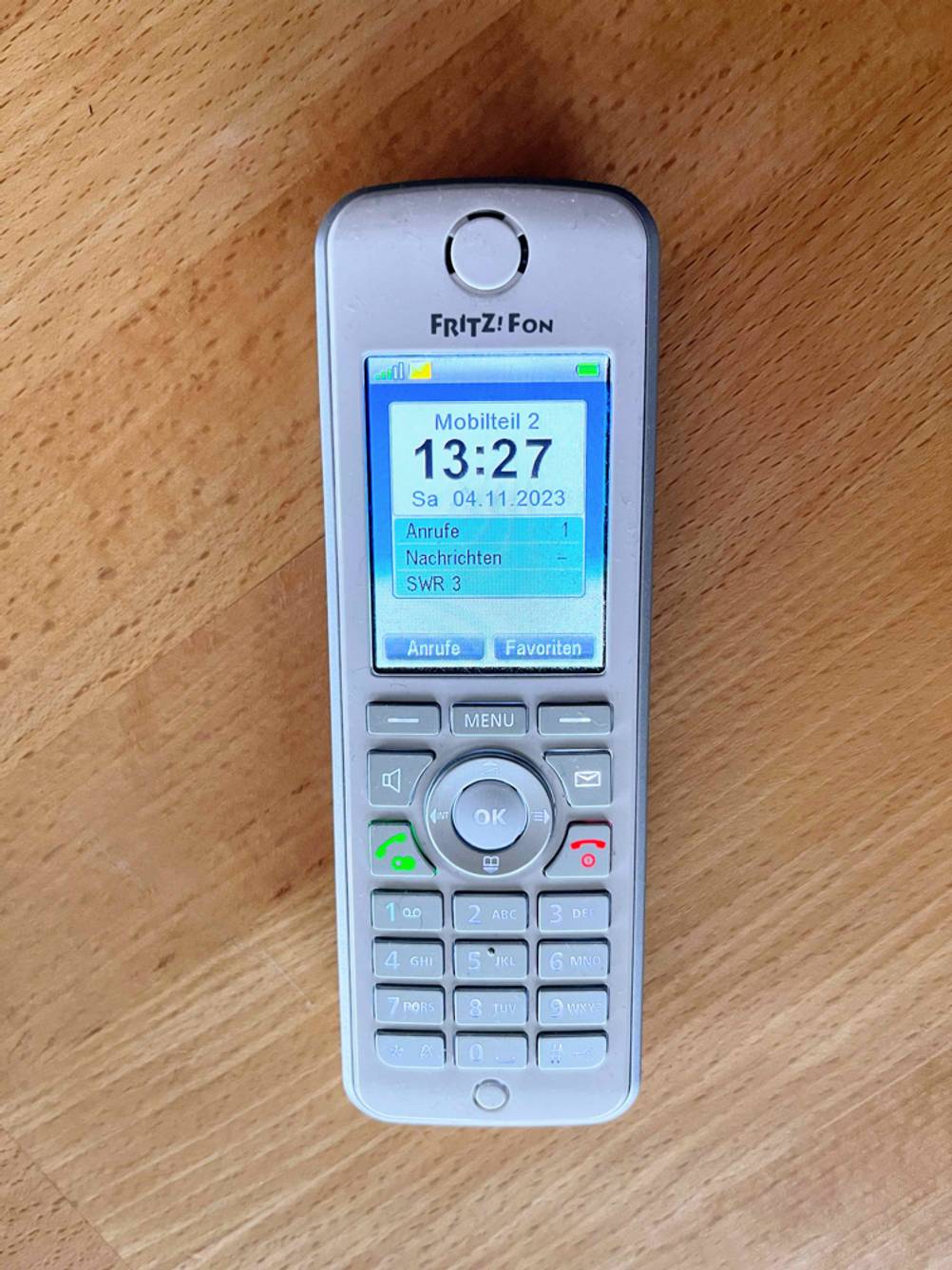 Fritz IP-Telefon getestet: Telefon liegt auf dem Tisch.