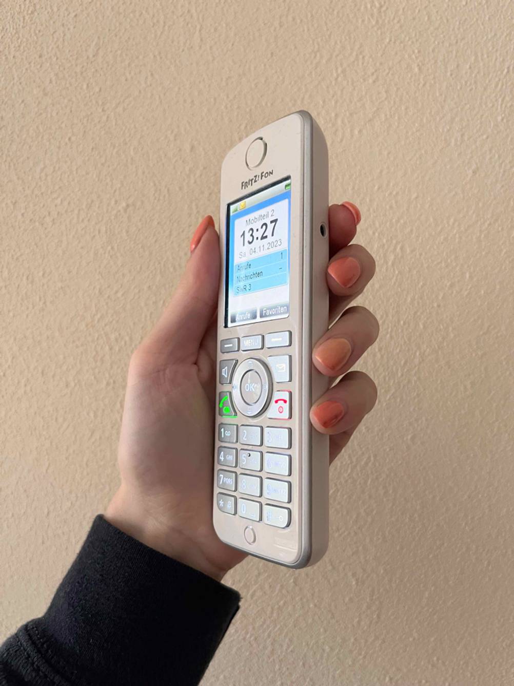 Fritz IP-Telefon im Test: Hand hält Telefon hoch.