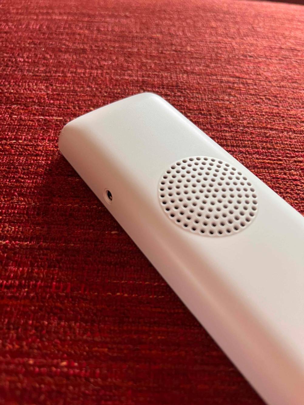 Getestetes Fritz IP-Telefon liegt auf rotem Untergrund.