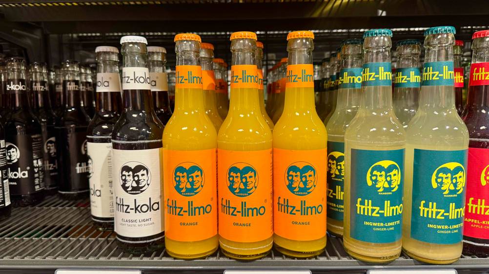 Mehrere Flaschen der getesteten Fritz-Limo in einem Verkaufsregal.