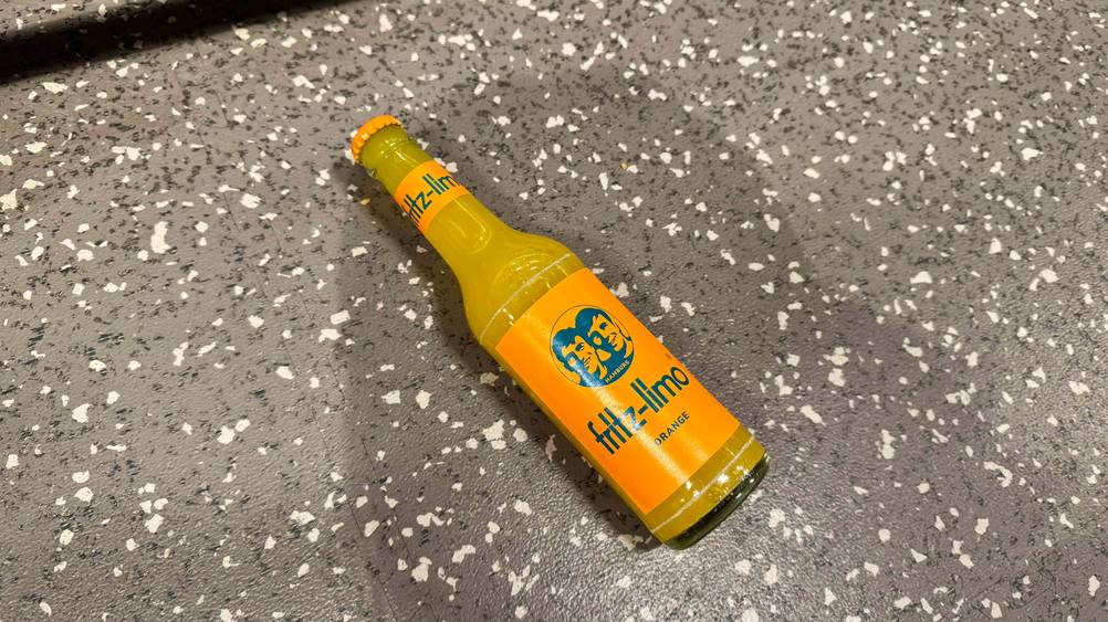 Fritz-Limo getestet: Eine Fritz-Limo liegt auf einem grauen Boden.