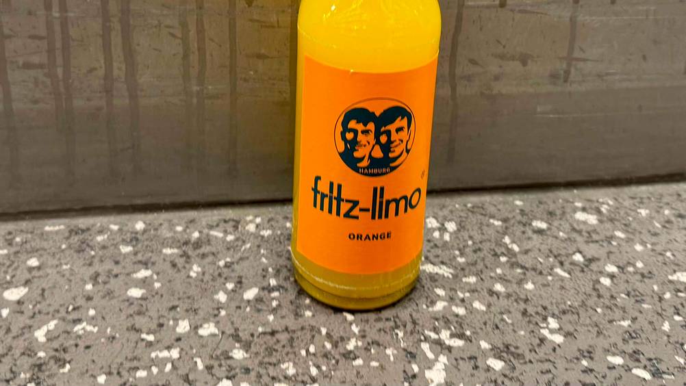 Fritz-Limo im Test: Nahaufnahme des Labels auf der Verpackung.