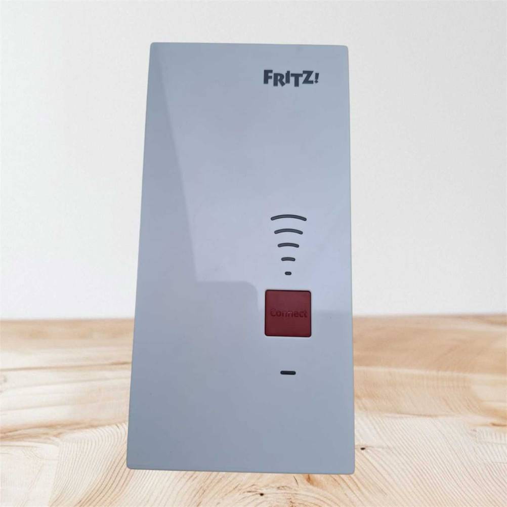 Ein getesteter Fritz-Repeater steht auf einem Holztisch.