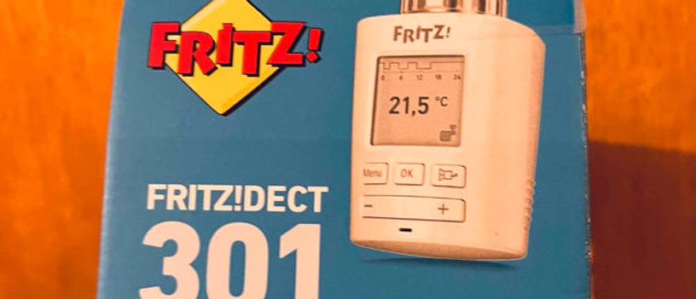 Smart-Home-Heizkörperthermostat-Test: Karton von einem Fritz-Smart-Home-Heizkörperthermostat vor orangem Hintergrund.