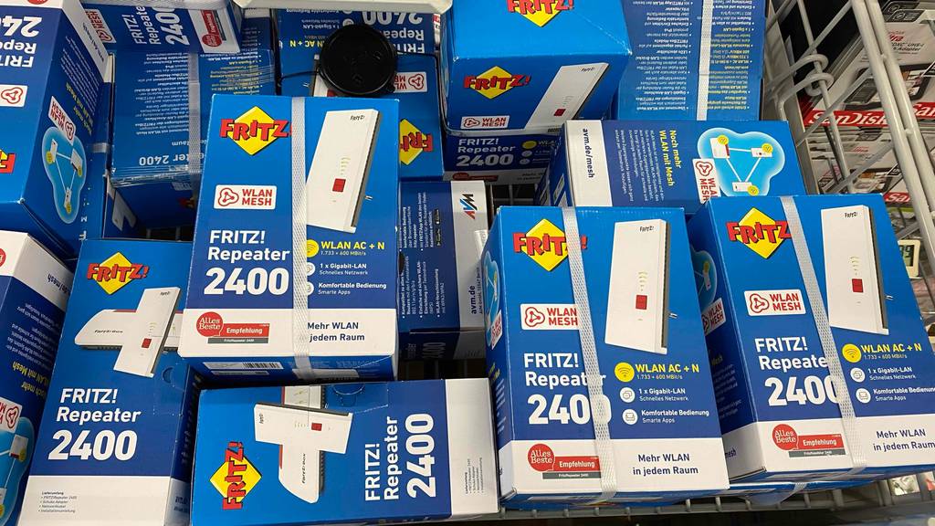 Fritz-WLAN-Repeater mit LAN-Anschluss getestet: in einem Verkaufskorb liegen mehrere Verpackungen des Fritz-Repeaters 2400.