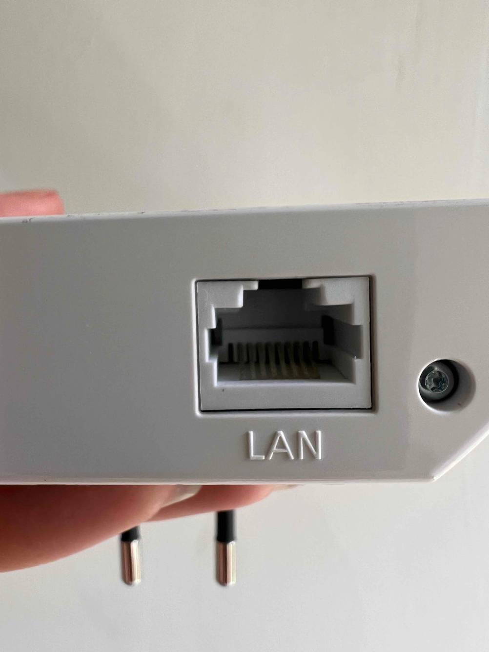 WLAN Repeater im Test: LAN-Anschlussbuchse eines Geräts in Detailansicht.