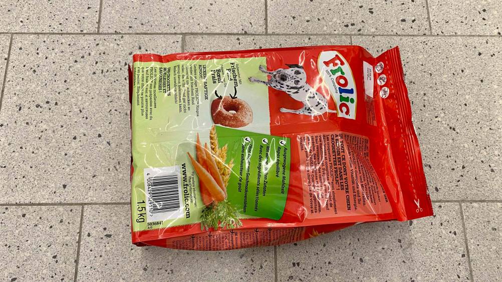 Frolic-Hunderfutter getestet: Hundefutter liegt mit der Rückseite nach oben auf dem Boden.