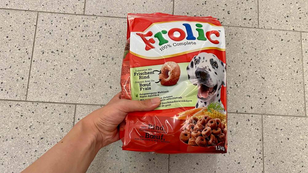 Frolic-Hunderfutter im Test: Hundefutter wird in der Hand gehalten.