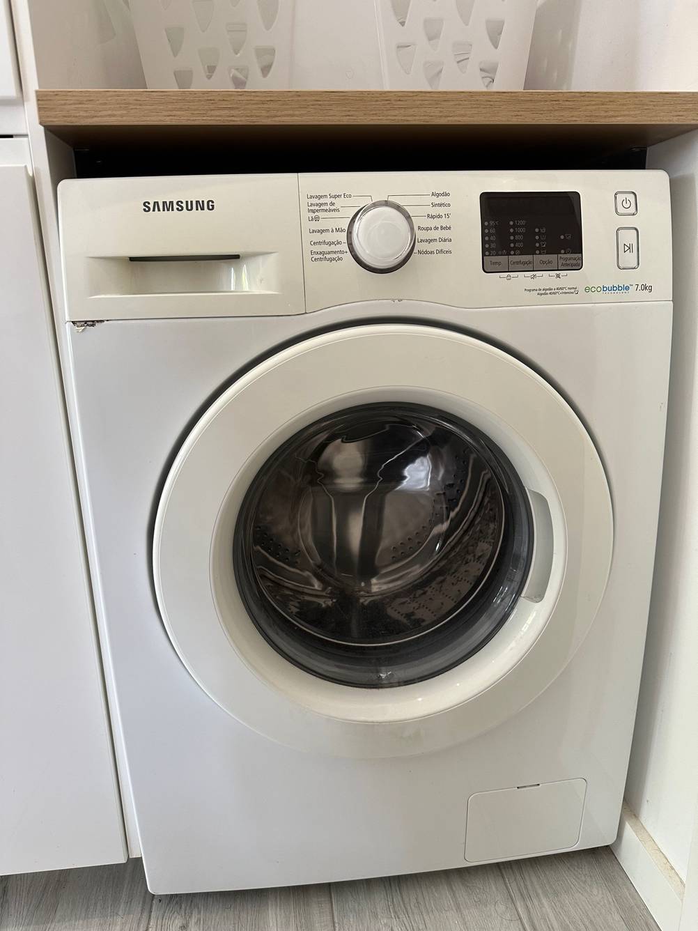 Eine Frontlader-Waschmaschine von der Marke Samsung.