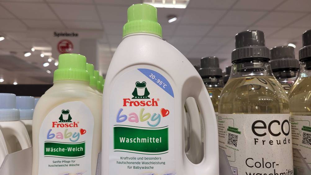 Baby-Waschmittel getestet: Nahaufnahme des Logos und der Verschlusskappe.
