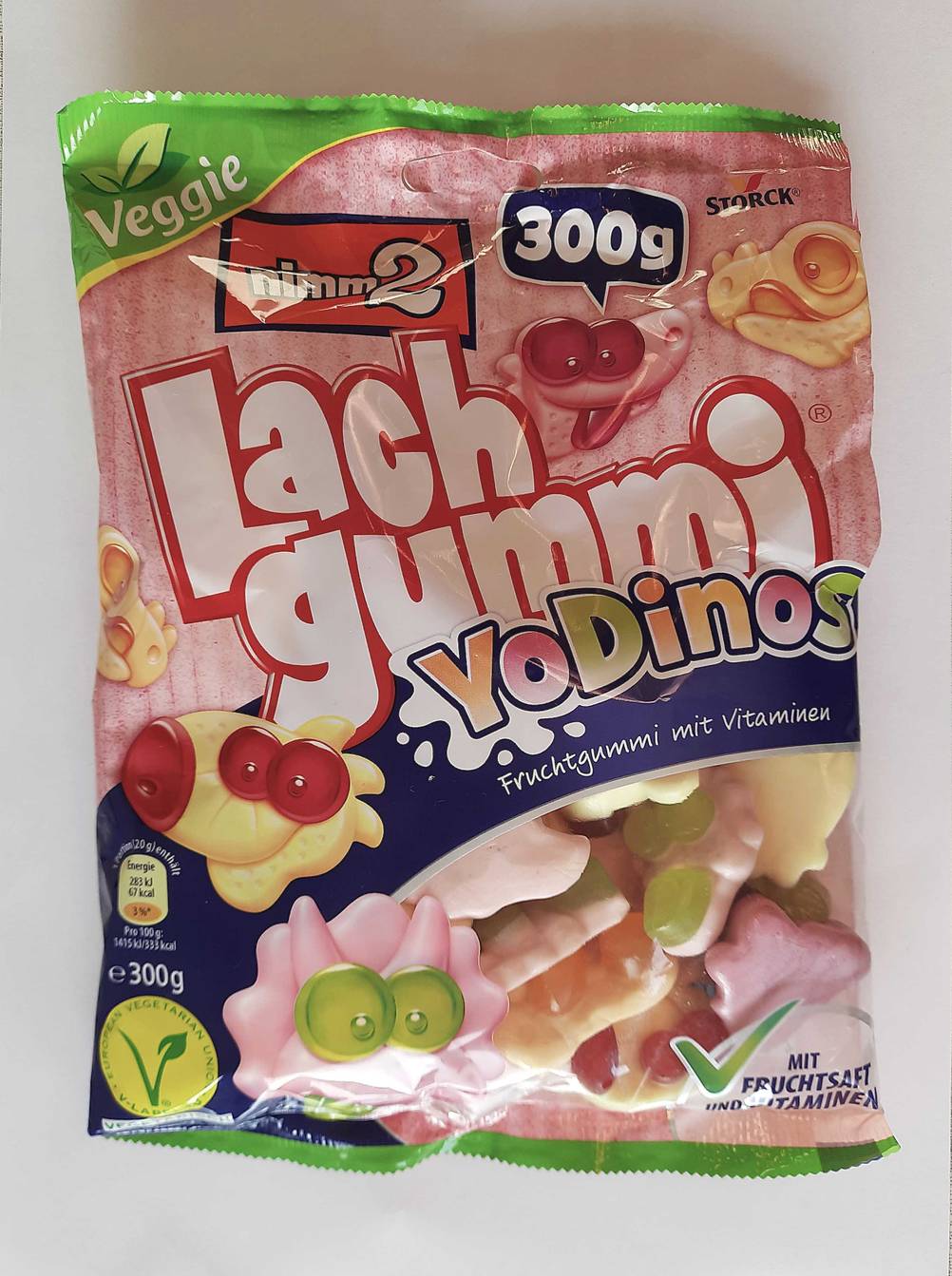 Eine Packung der Fruchtgummis im Test auf einer hellen Fläche.