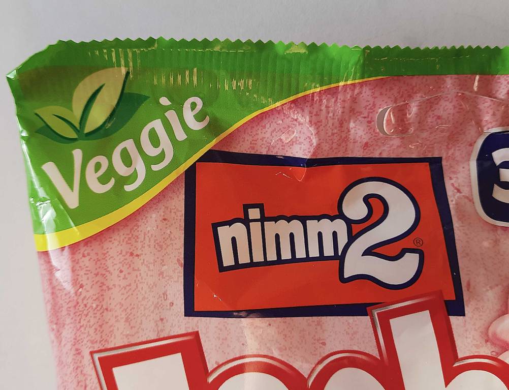 Fruchtgummi im Test: Nahaufnahme der Verpackung mit Label 'Veggie'.