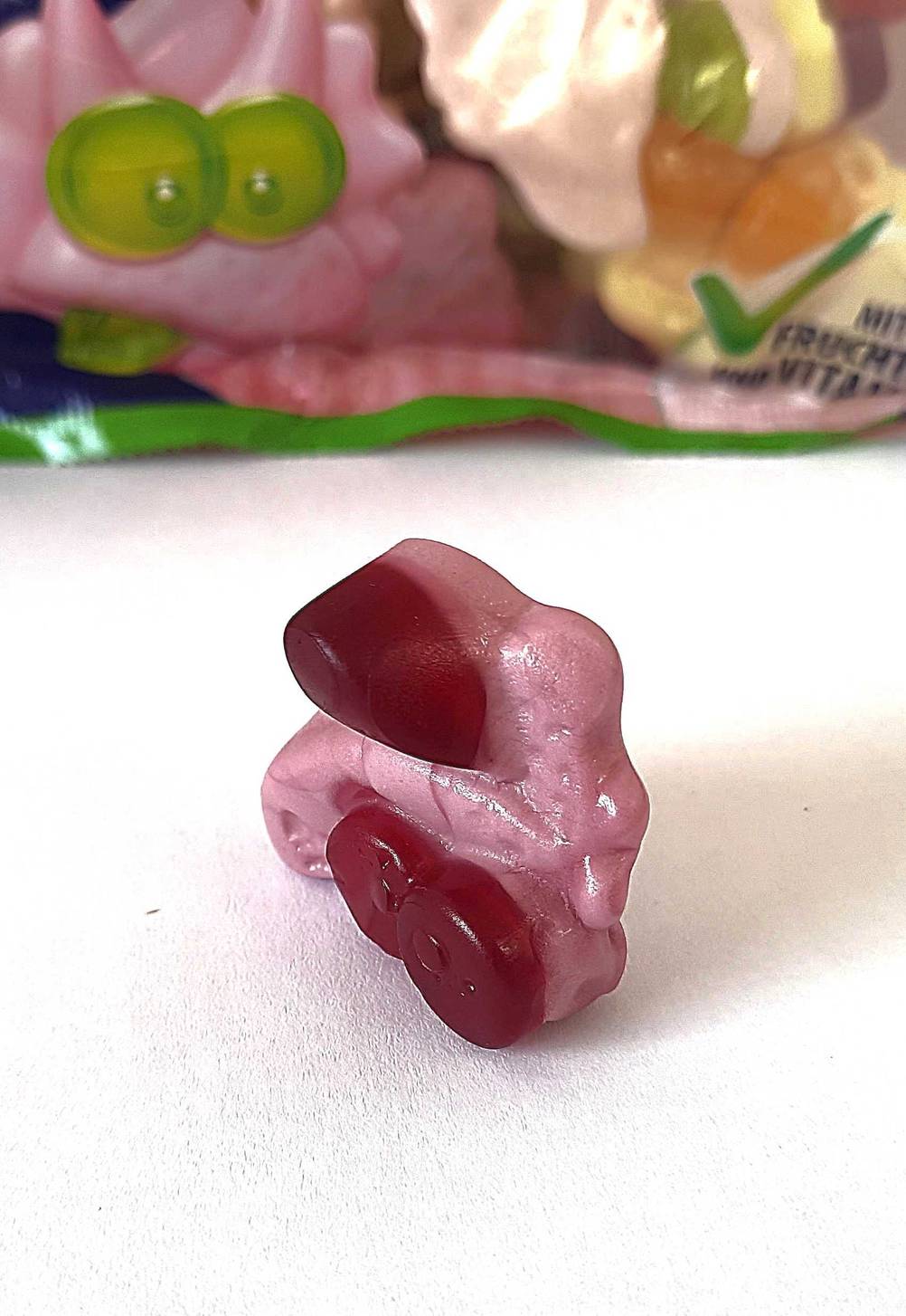 Fruchtgummi getestet: Ein Fruchtgummi in Nahaufnahme auf einer hellen Fläche.