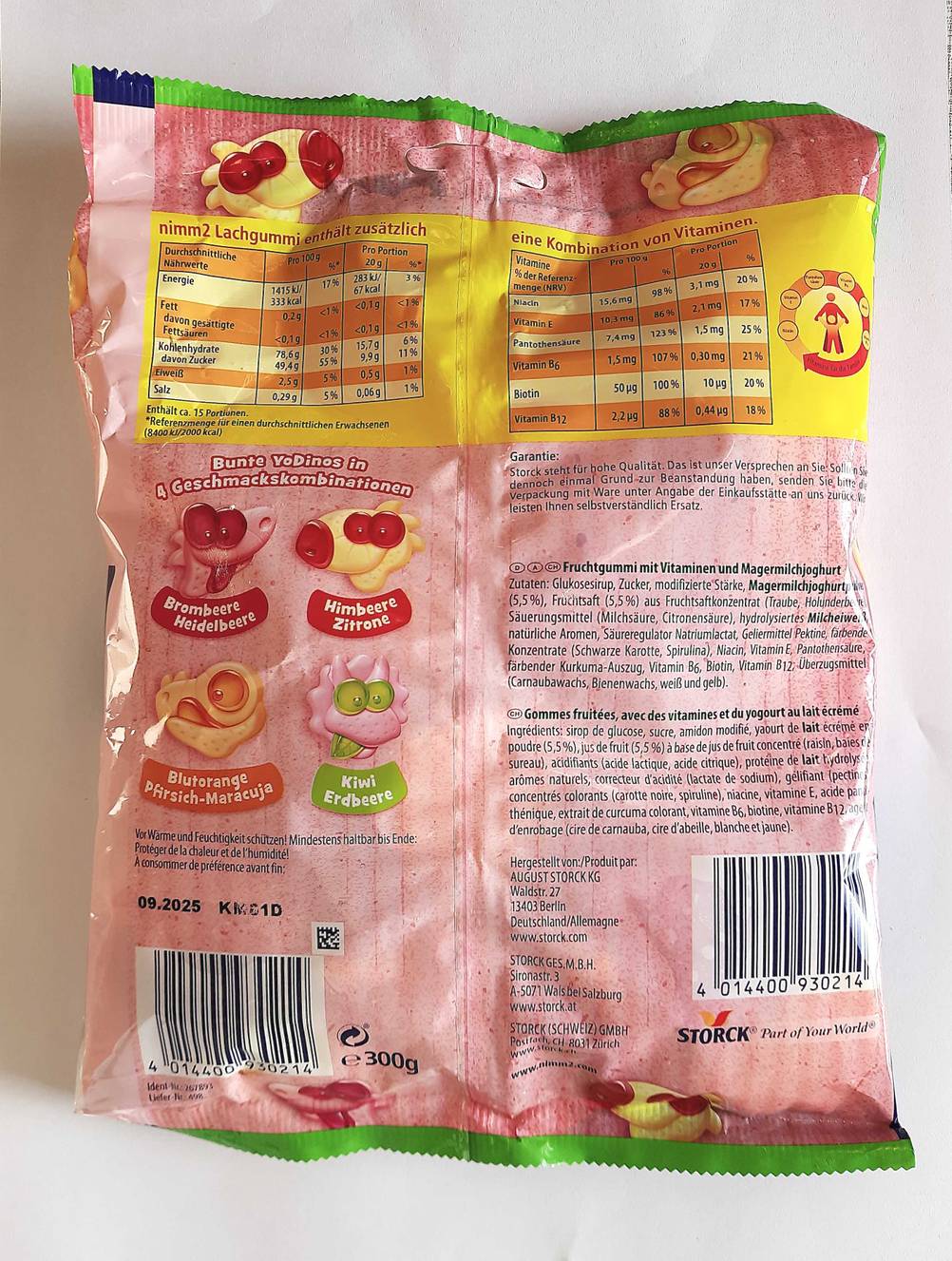 Die Rückseite der Verpackung der getesteten Fruchtgummis auf einer hellen Fläche.