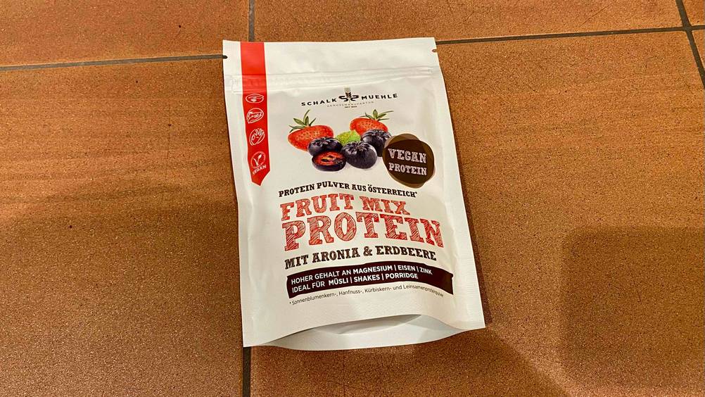 Eine Packung des Fruchtpulver im Test auf Fließen mit Focus auf dem Boden der Packung.