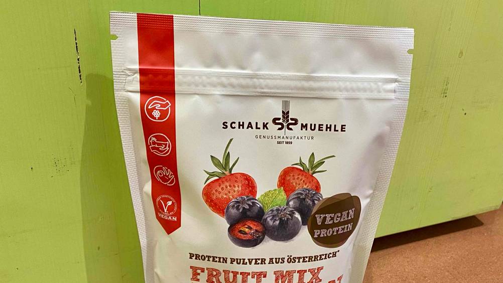 Nahaufnahme der Vorderseite einer Packung des getesteten Fruchtpulvers mit Logo.