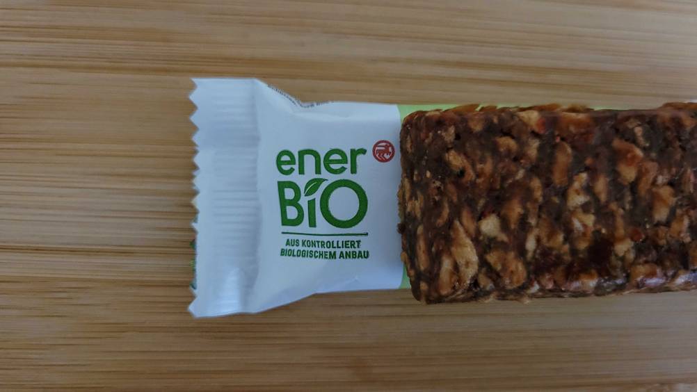 Fruchtriegel getestet: Nahaufnahme des Bio-Aufdrucks auf einer Packung auf der ein Fruchtriegel liegt.