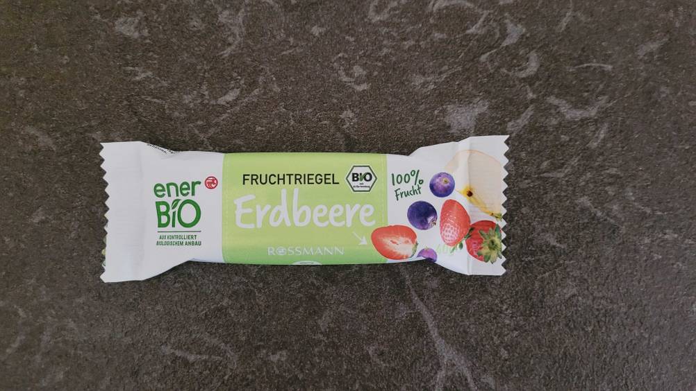Im Test: Ein Fruchtriegel Geschmacksrichtung Erdbeere von oben auf einer dunklen Fläche.