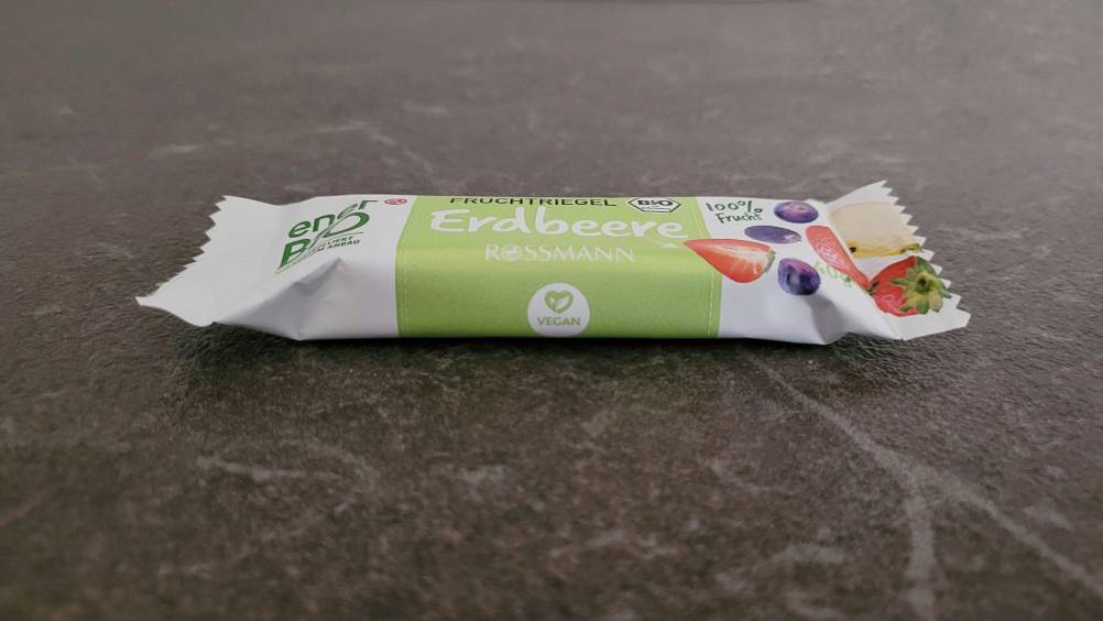Seitenansicht eines getesteten Fruchtriegels auf einer dunklen Arbeitesplatte.
