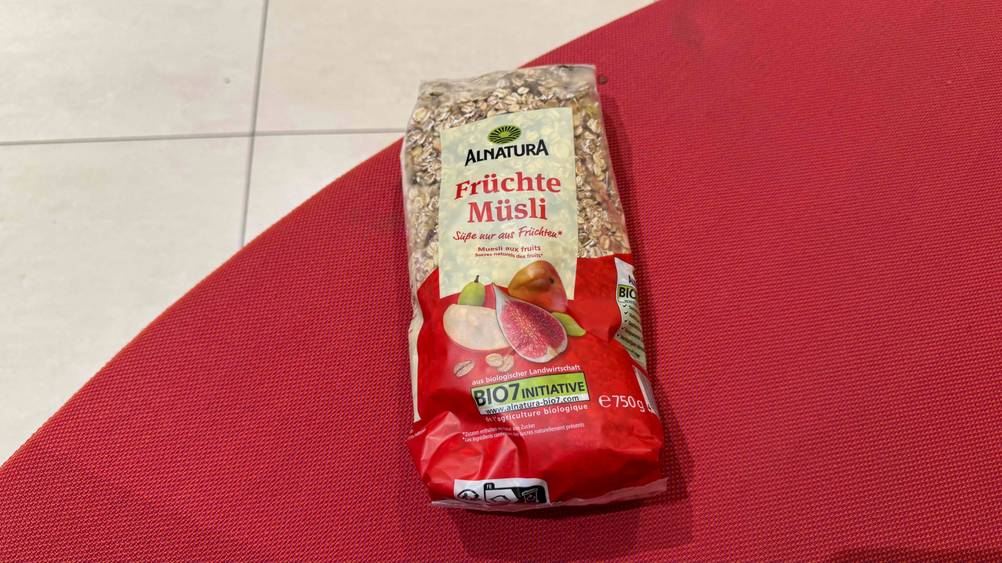 Auf einer roten Fläche liegt eine Packung des Früchte-Müslis im Test.