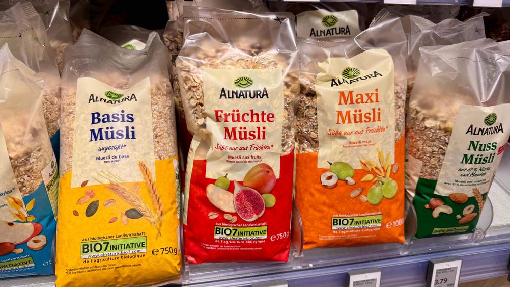 Mehrere Packungen des Früchte-Müslis im Test in einem Verkaufsregal.