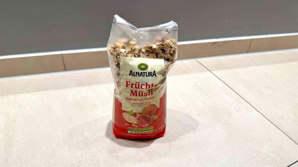 Eine Packung des getesteten Früchte-Müslis von schräg oben auf einem hellen Fließenboden.