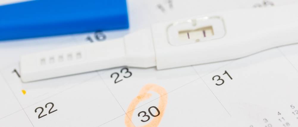 Frühschwangerschaftstest im Test: Schwangerschaftstest auf einem Kalender mit markiertem Datum