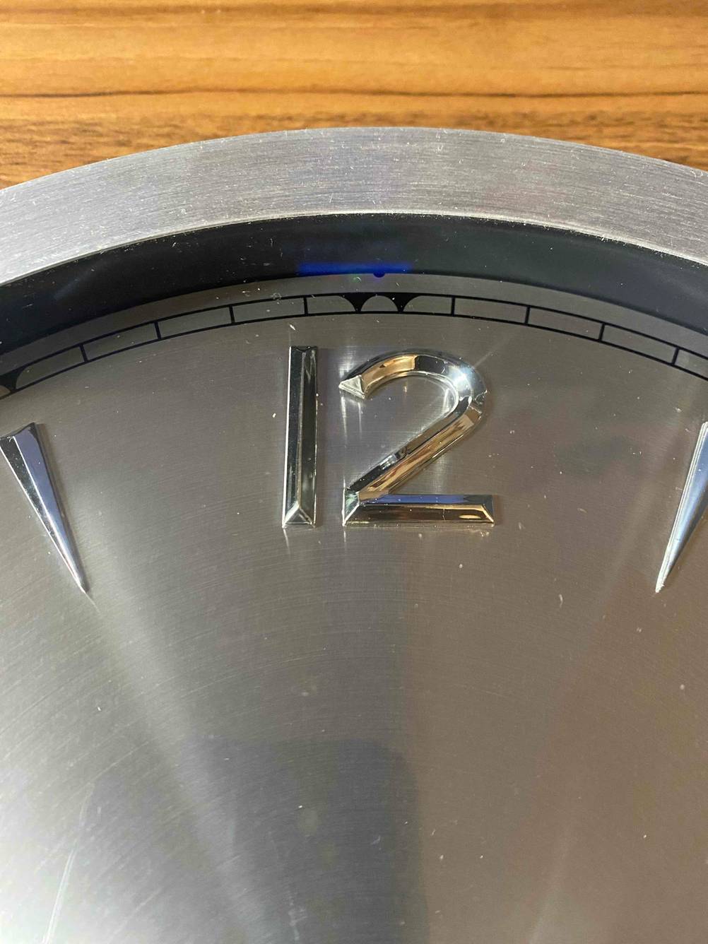 Im Test: Nahaufnahme der Ziffer 12 einer lautlosen Funk-Wanduhr.