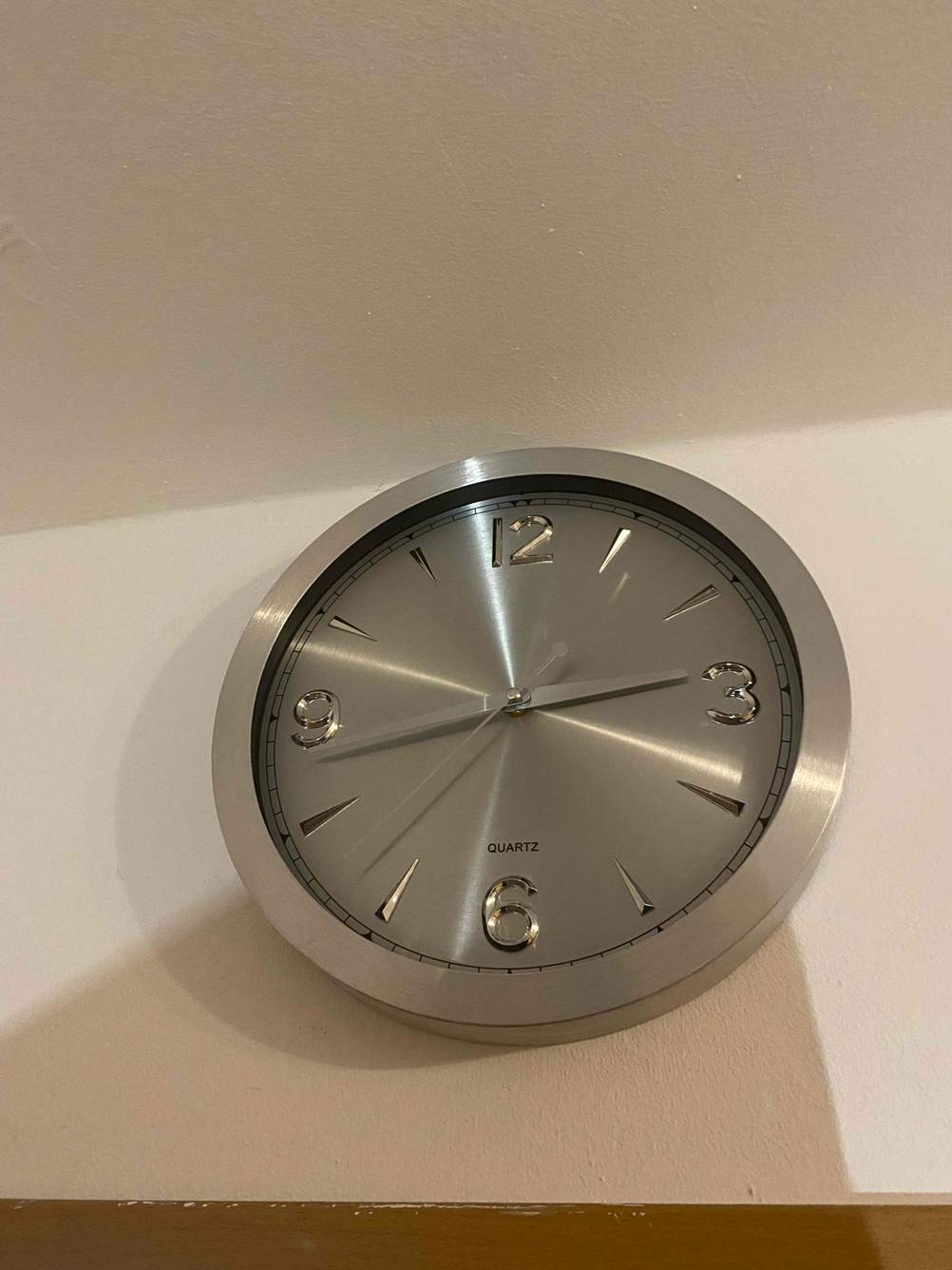 Lautlose Funk-Wanduhr getestet: Eine Uhr an der Wand über einem Türrahmen.