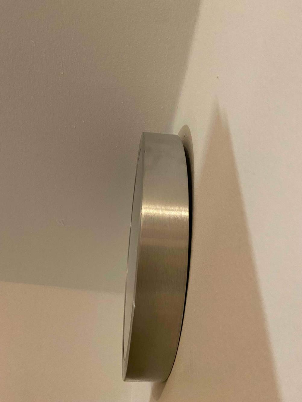 Seitenaufnahme einer getesteten lautlosen Funk-Wanduhr an einer Wand hängend.