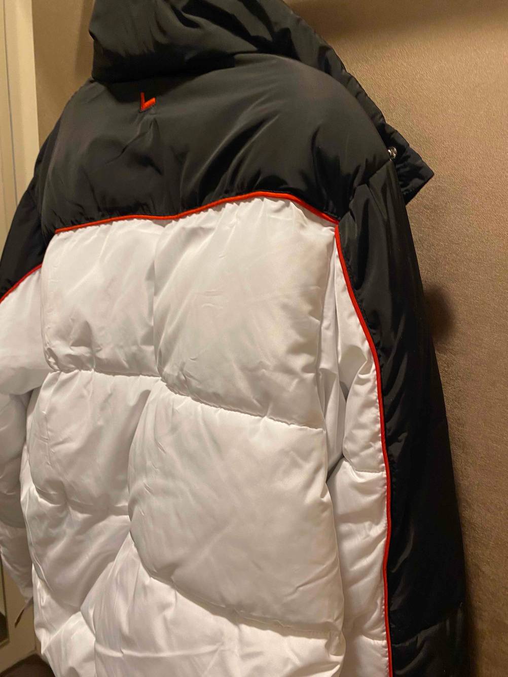 Rückseite einer getesteten Daunenjacke für Herren.