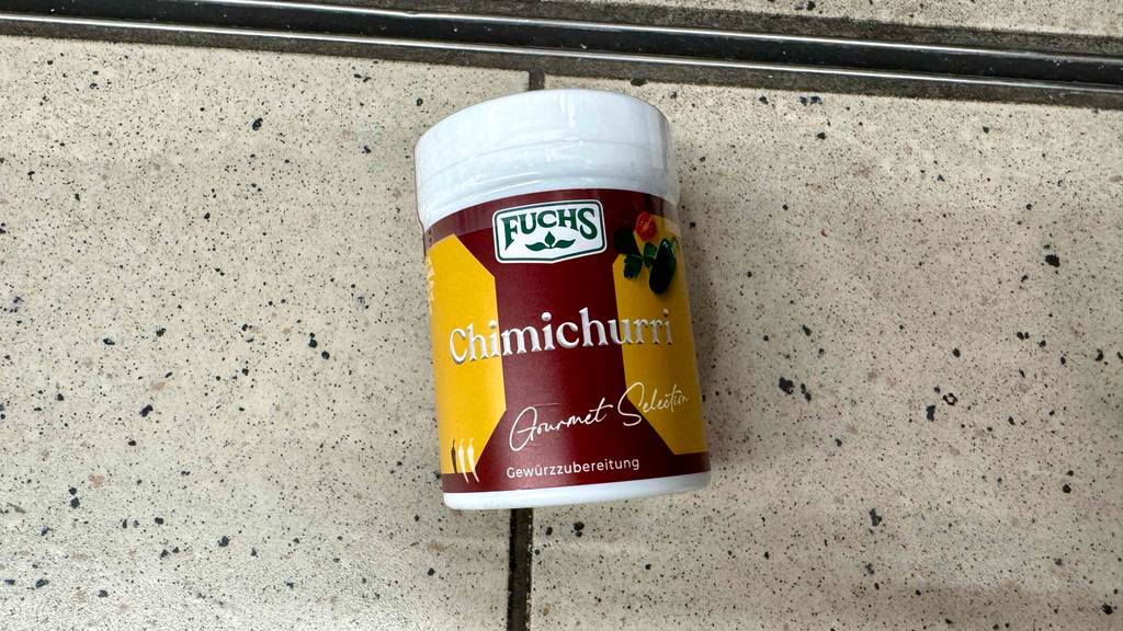 Chimichurri im Test: Eine Gwewürzdose der Marke Fuchs liegt auf dem Boden.