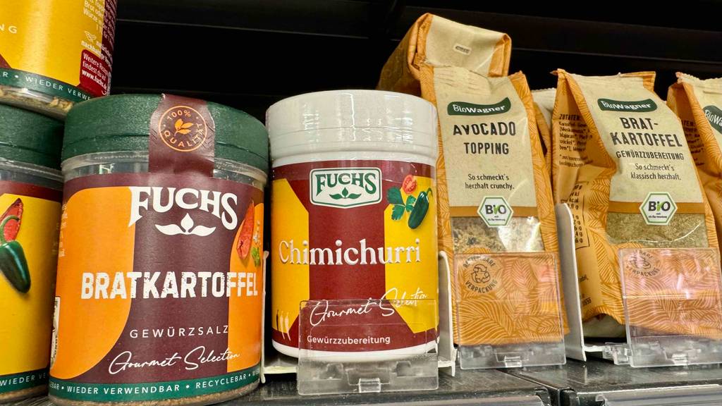 Chimichurri-Test: Eine Gewürzdose der Marke Fuchs steht neben weiteren Gewürzen im Verkaufsregal.