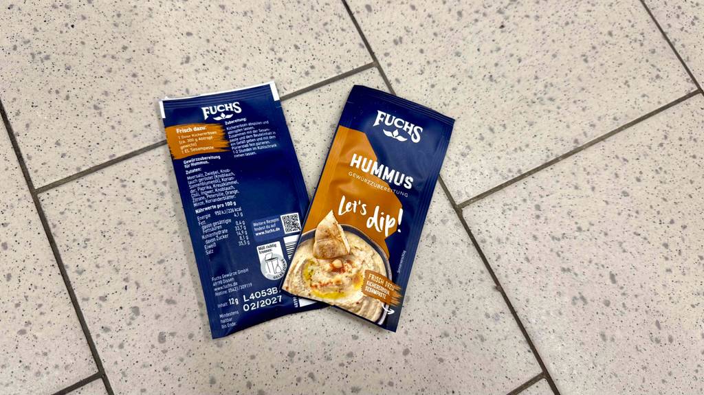 Fuchs-Gewürze getestet: Eine Packung liegt halb auf einer zweiten, die mit der Rückseite nach oben liegt.
