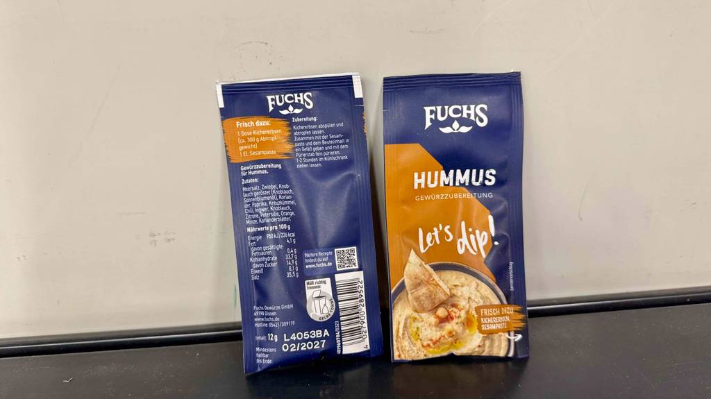 Zwei Packungen getestete Fuchs-Gewürze stehen nebeneinander, auf der Rückseite steht ein Rezept.