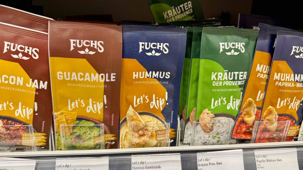 Fuchs-Gewürze im Test: Mehrere verschiedene Sorten stehen neben- und hintereinander in einem Regal.
