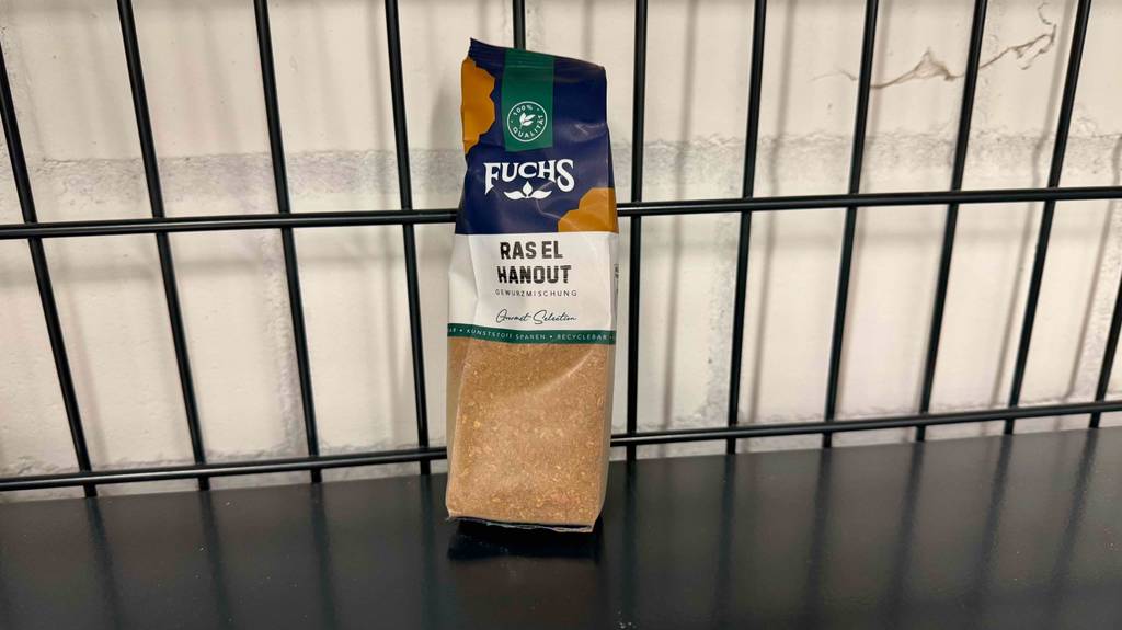 Eine Tüte mit getestetem Raz-el-Hanout-Gewürz steht auf einem Regal.
