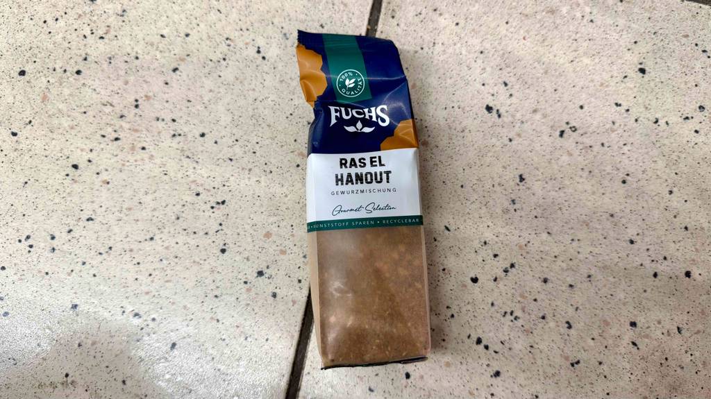 Eine getestete Raz-el-Hanout-Gewürzmischung in der Tüte liegt auf dem Boden.