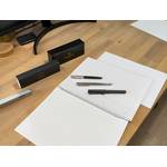 Die drei getesteten Füller von Lamy, Parker und Scriveiner liegen auf einem Collegeblock.