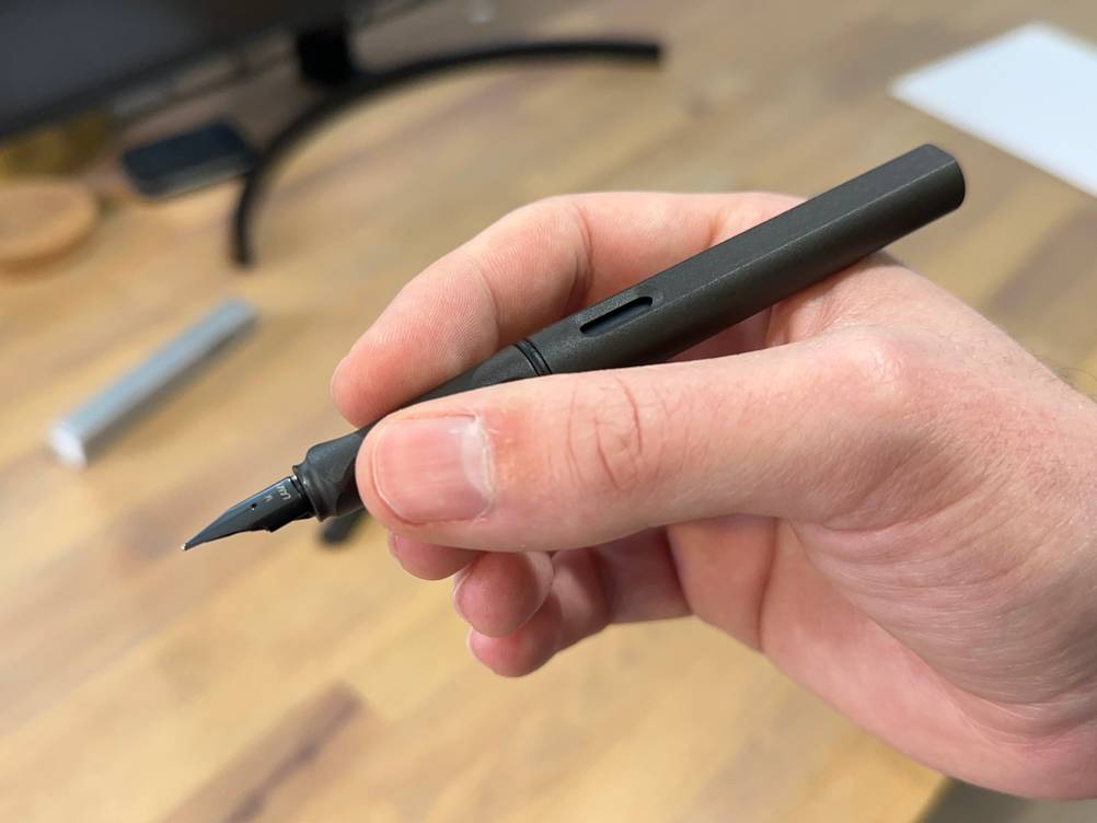 Der Lamy-Füller wird in der Hand gehalten.