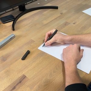 Mit dem Lamy Safari Umbra wird auf ein Blatt geschrieben.