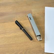 Der Lamy-Füller liegt mit Kappe auf einem Schreibtisch.