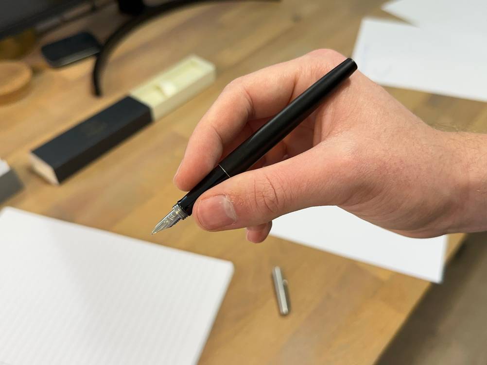 Der Parker-Füller wird in der Hand gehalten.