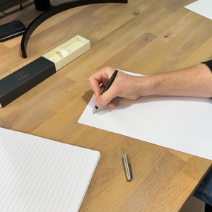Mit dem Parker-Füller wird auf ein Blatt geschrieben.