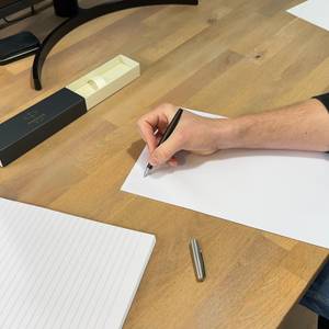 Mit dem Parker-Füller wird auf ein Blatt geschrieben.
